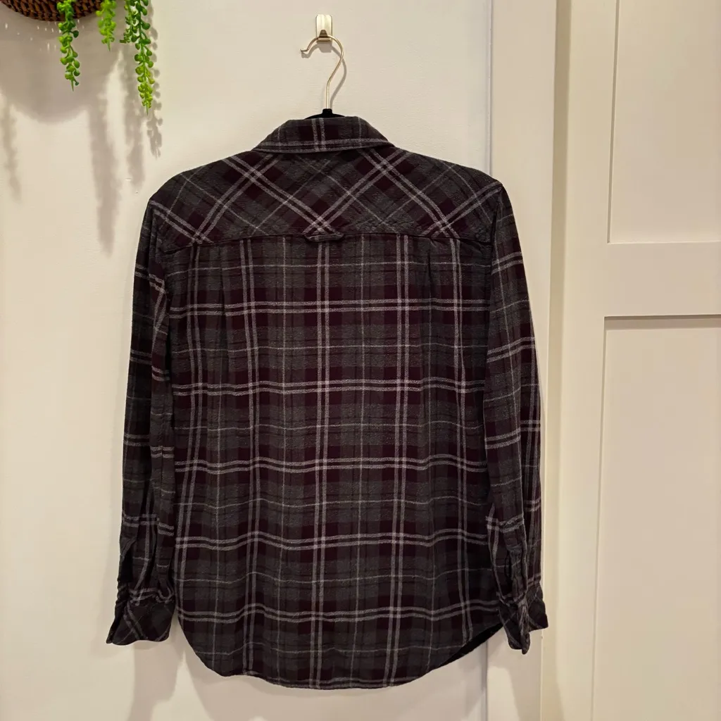 Aritzia TNA boyfriend Flannel Dark Gray Plaid Button Down Shirt Women's Size S - Image 4