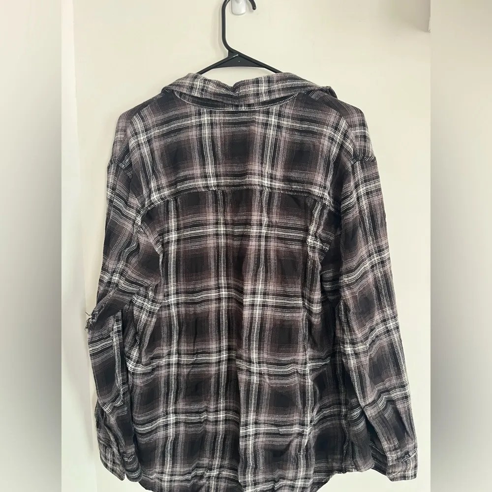 American Eagle Distressed Black/Grey/White Flannel. Size Medium - Image 2
