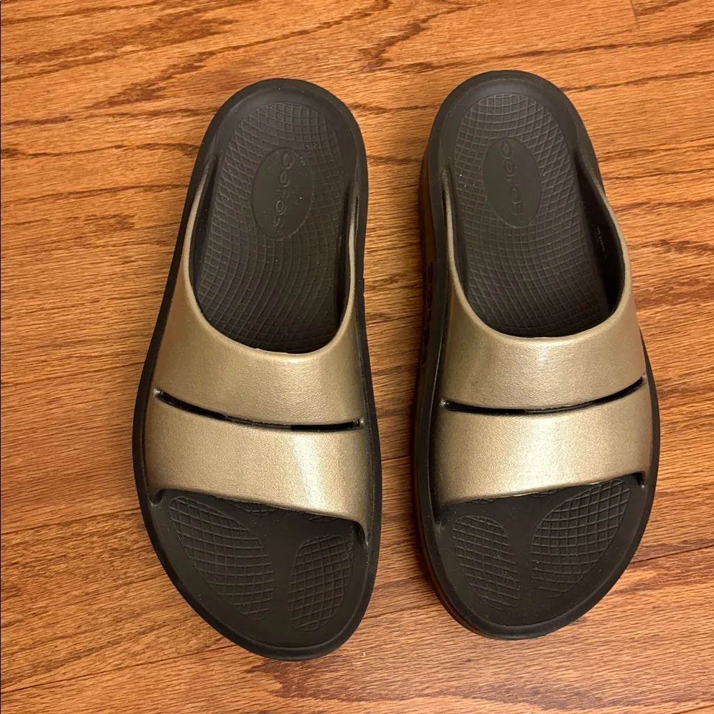 Oofos "Oomega Ooahh" Latte Luxe Sandal/Slide. EU41 U.S. Size 10 Beautiful. Black - Image 4
