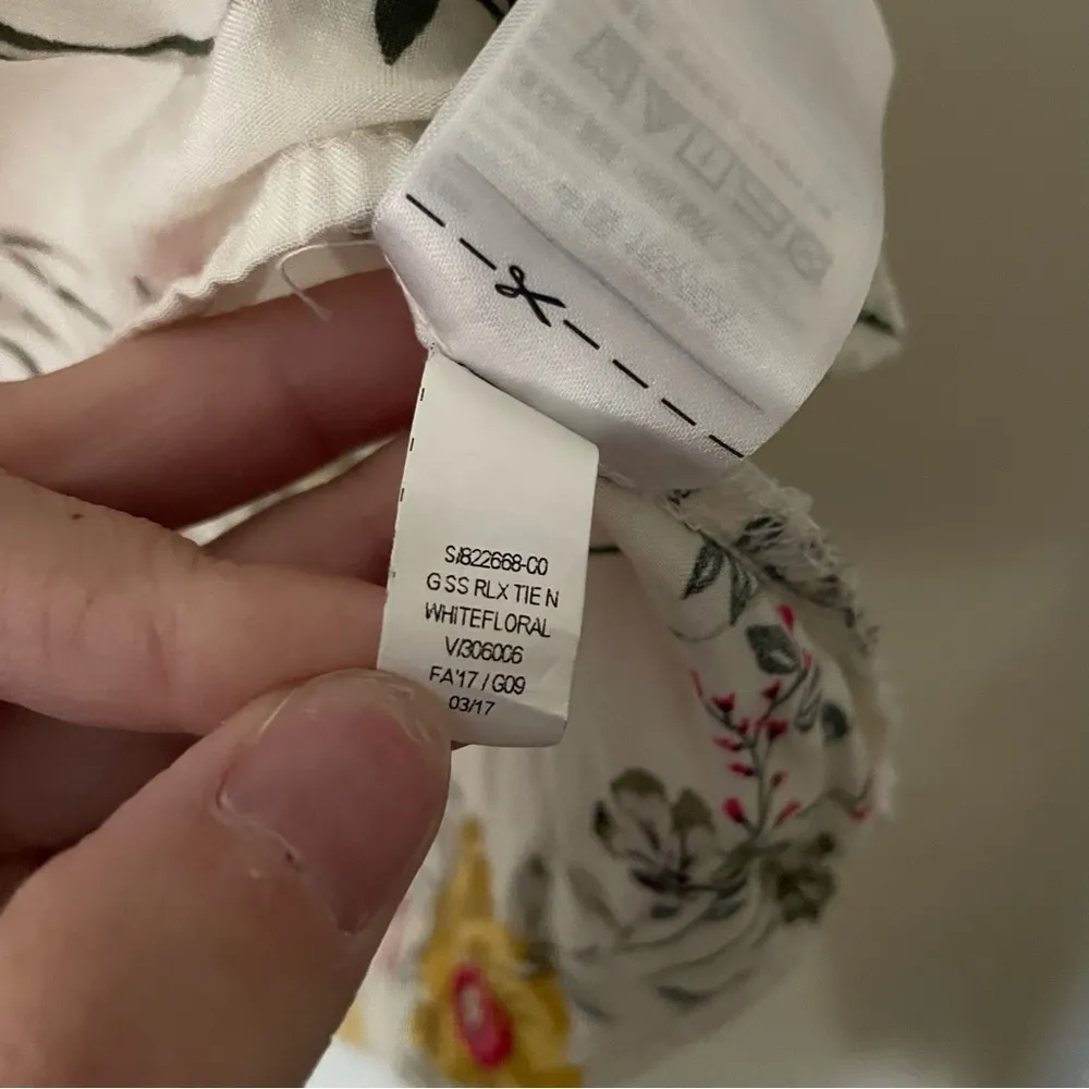 Old Navy White Floral Sleeveless Tie-Neck Tank Top - Image 4