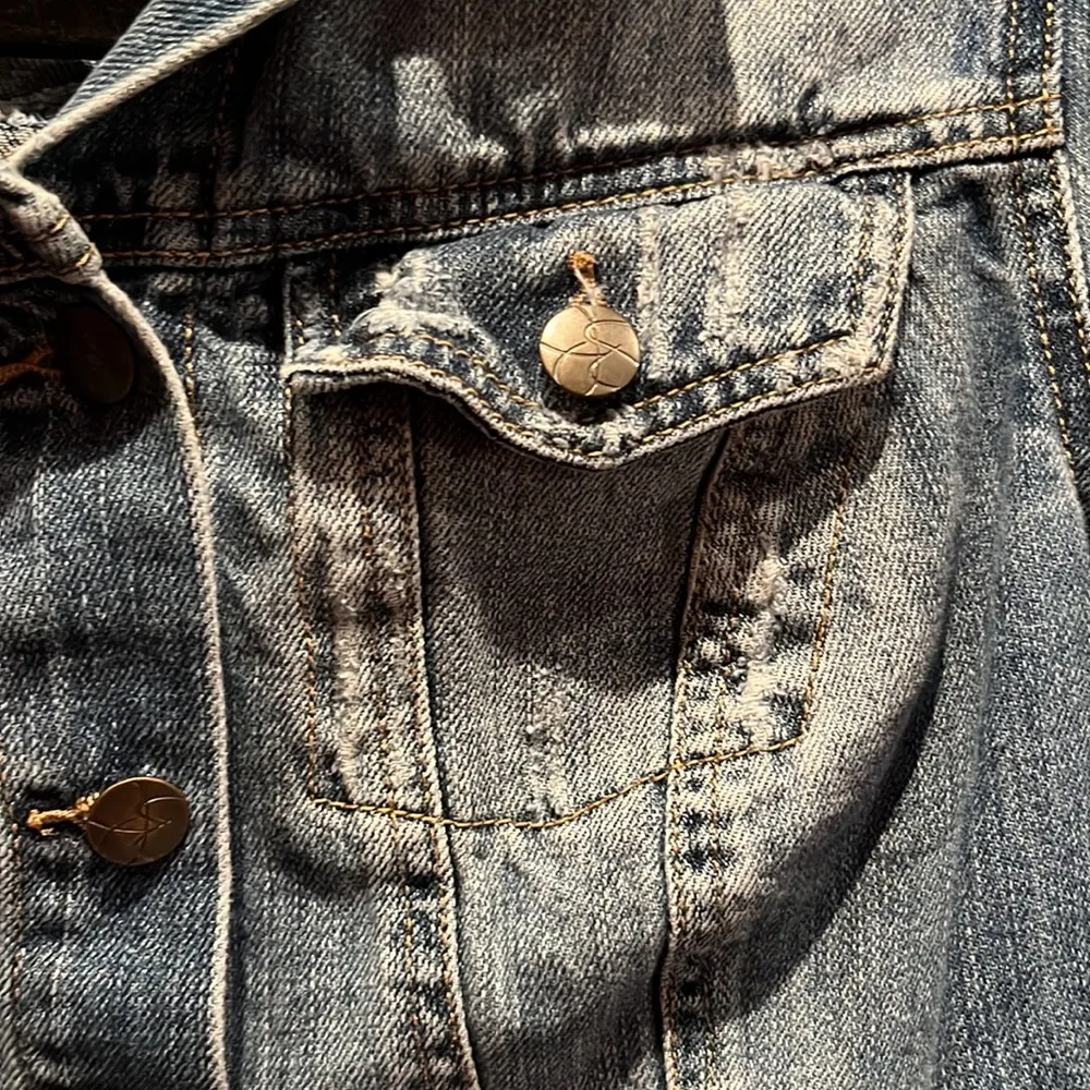 Jessica Simpson Distressed Jean Jacket Denim Jacket Size Medium - Image 2