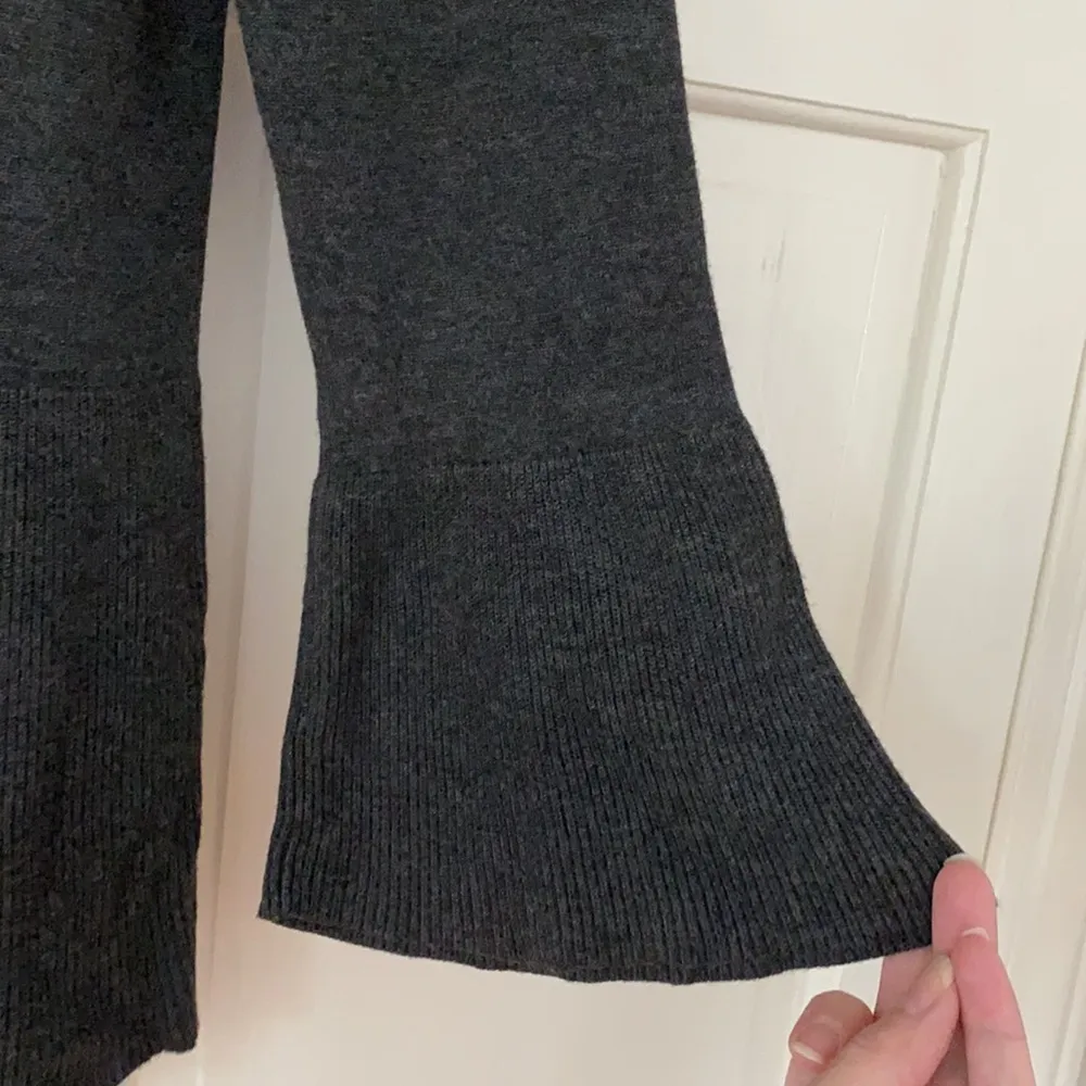 Cable & Gauge Peplum Bell Sleeved‎ Charcoal Sweater Ribbed Peplum Knit Top - Image 2