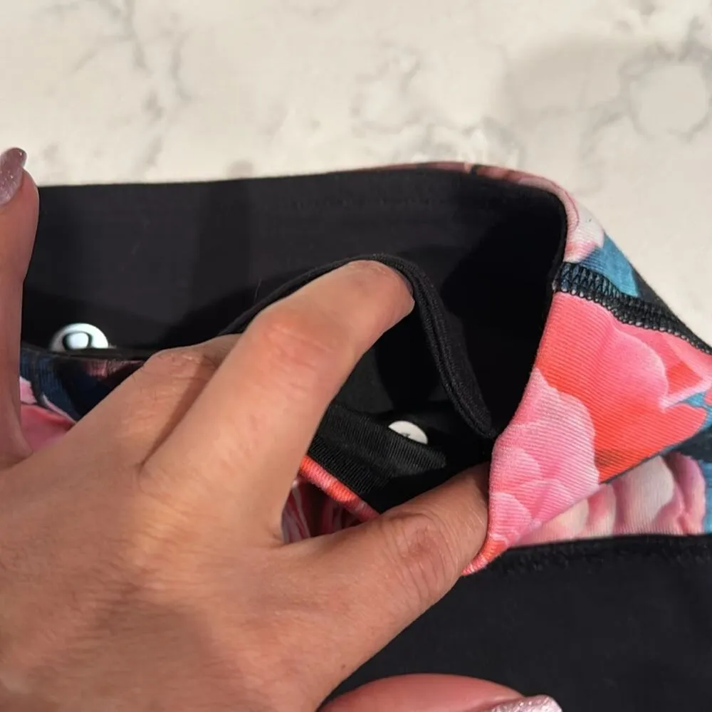 Lululemon Booty Short pink black floral sweat wicking breathable size 2 athletic - Image 4