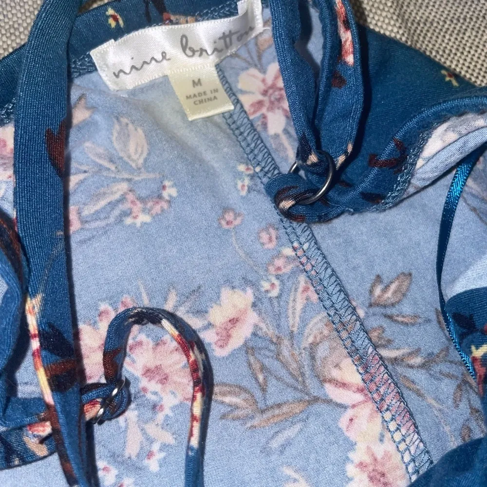 new size medium woman’s flower dress with slit - Image 3