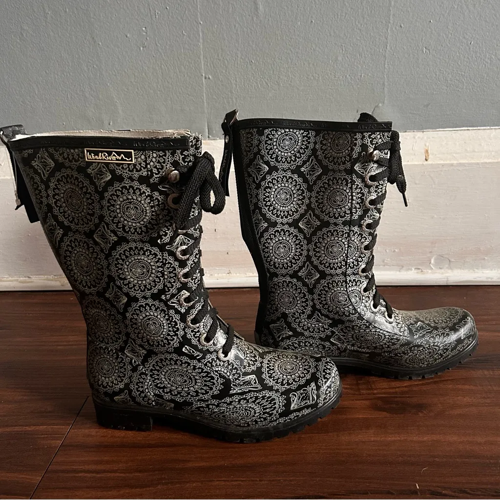 Wind River Geometric Design Lace Up Rain Boots | Size: 8 Black - Image 2