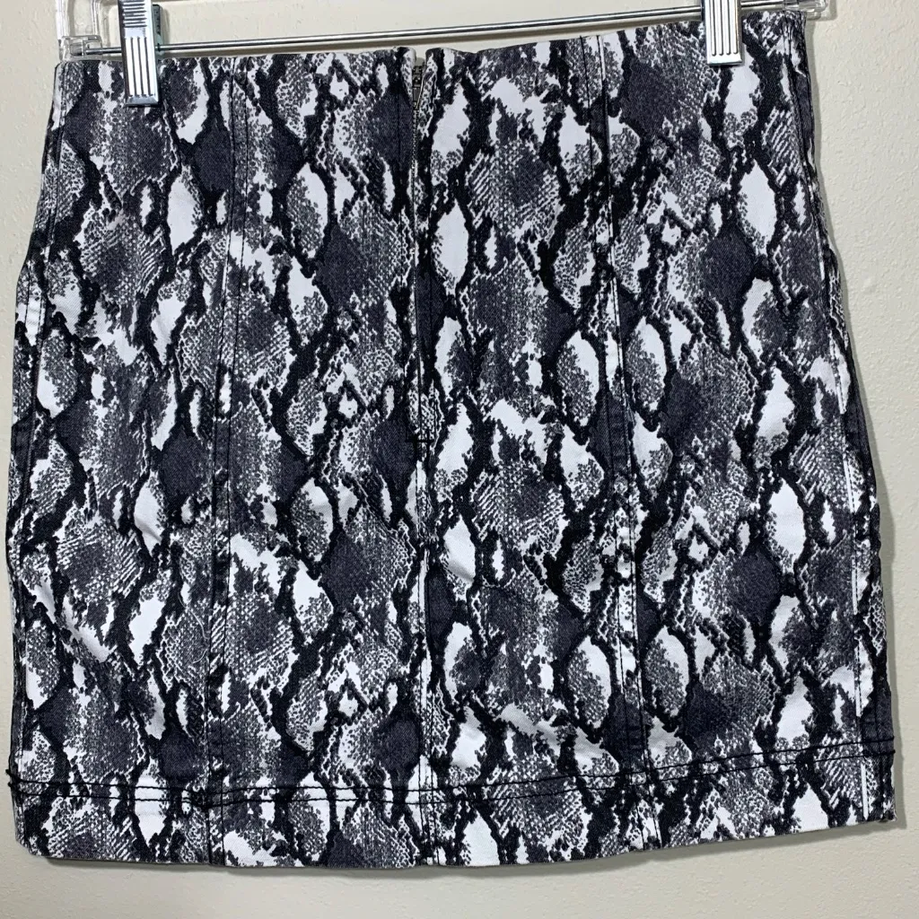 Jolt Snake Print Mini Skirt Size 5/27W Black White Stretch Animal Pattern Zip Ba - Image 4