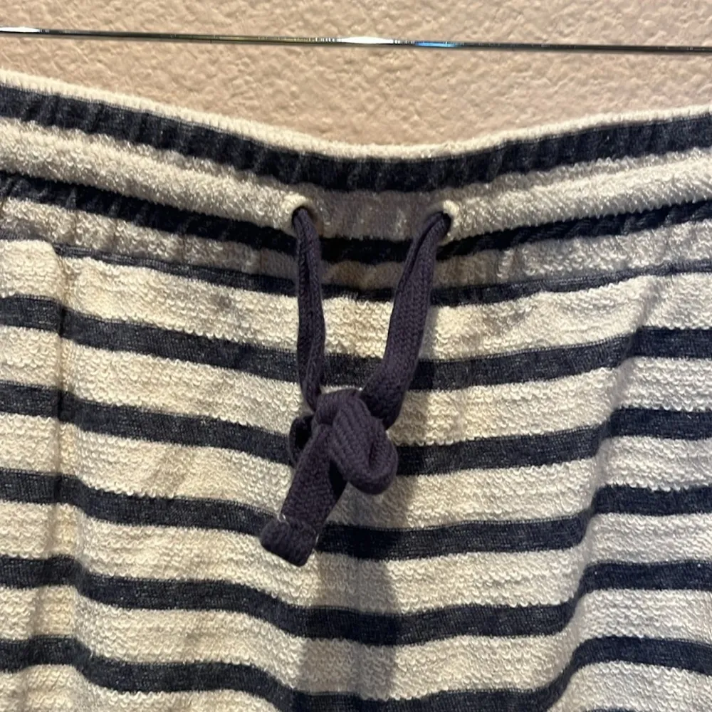 New Old Navy High-Waisted Cali-Fleece Terry Shorts Size Large Blue Stripe NWT - Image 4