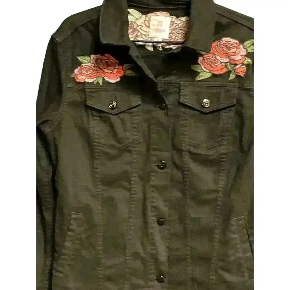 LuLaRoe  WO
 SIZE MEDIUM BLACK DENIM JACKET 


EMBROIDERED ROSE DESIGN POCKETS - Image 2