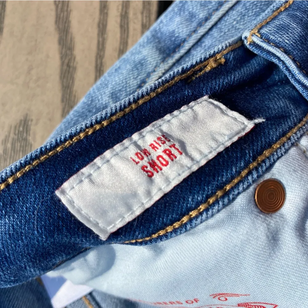 Lucy Brand low rise distressed short 8/29 medium wash cut offs denim - Image 4