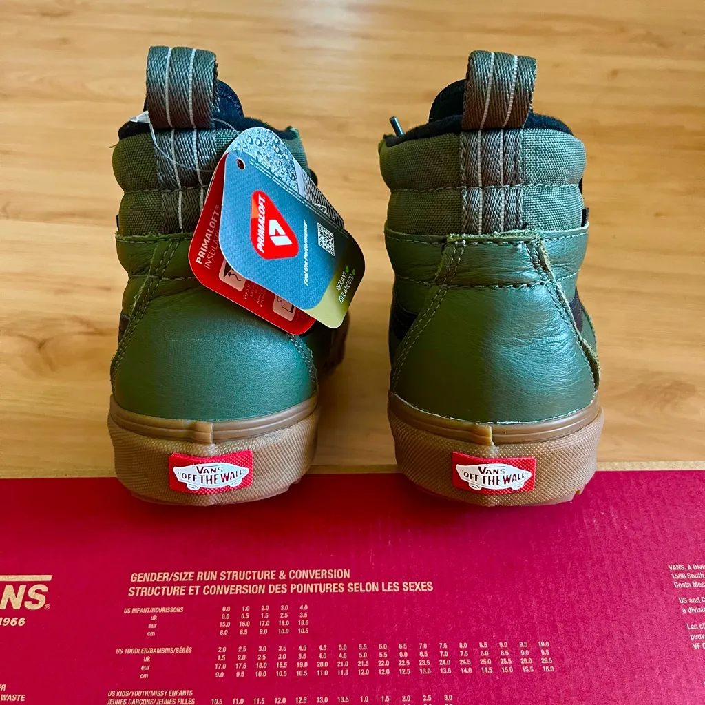 Vans Sk8-Hi Waterproof Insulated Shoe
Women 9.0 US Mens 7.5US - Image 10