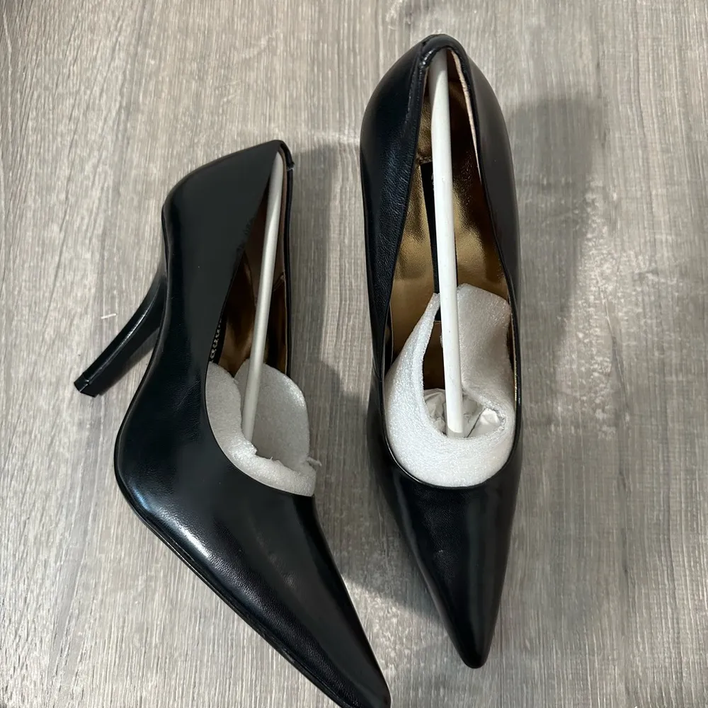 Chinese Laundry Black Pumps Size 8 - PEELED LEATHER IN BACK - Image 5