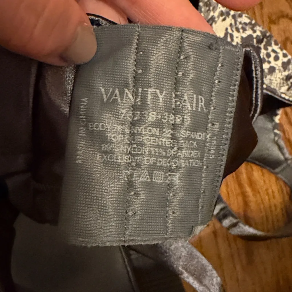 Vanity fair Snake print bra Size 38DD - Image 3