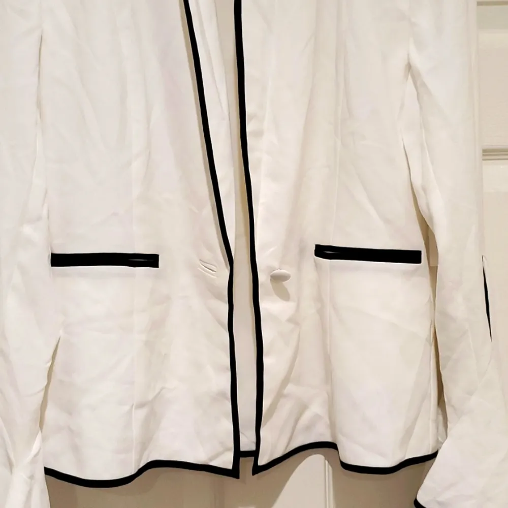 NWT! Lover + Friends White Blazer & Black Trim With Flare Angel Sleeves - Image 4