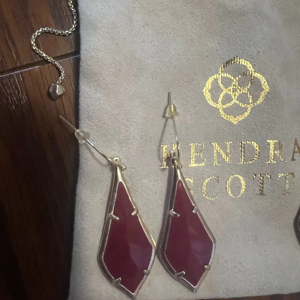 Kendra Scott maroon gold earrings - Image 2