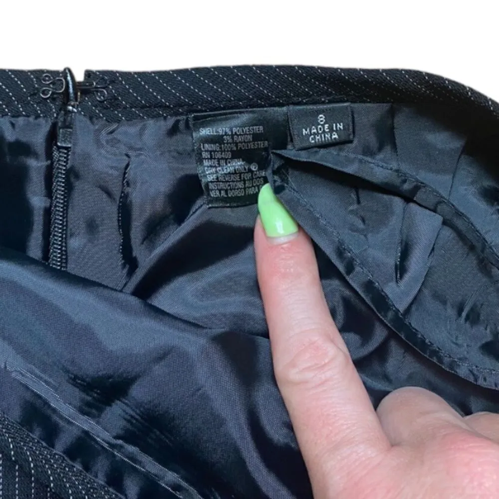 Tahari SZ 8 black pinstriped blazer / suit jacket with matching skirt - Image 5