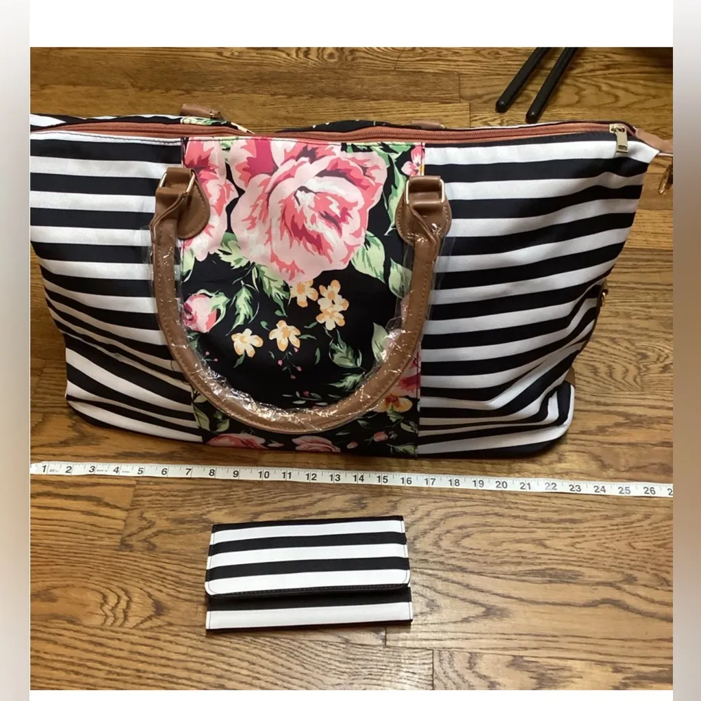 KUT from the Kloth weekend/overnight bag with matching wallet. - Image 12