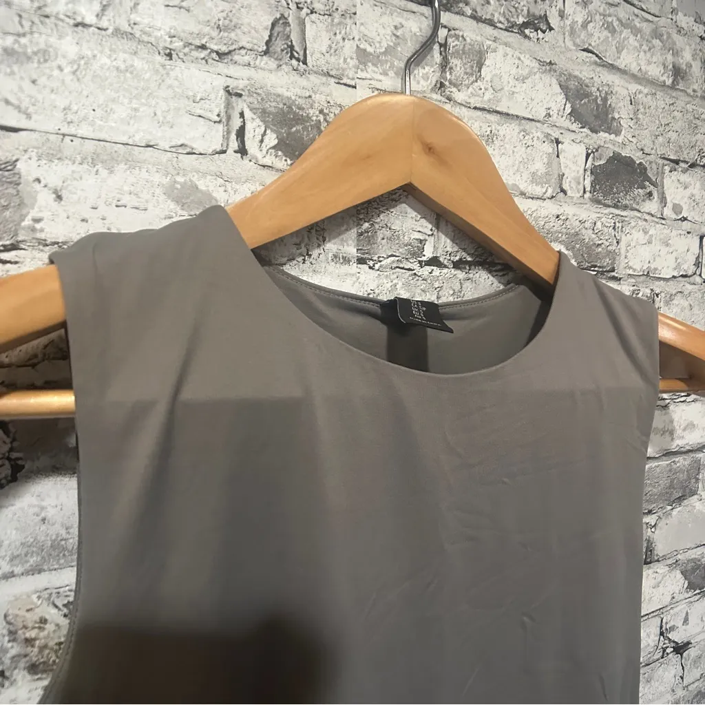 EUC Tahari Grey Sleeveless Muscle Tee Size S - Image 4
