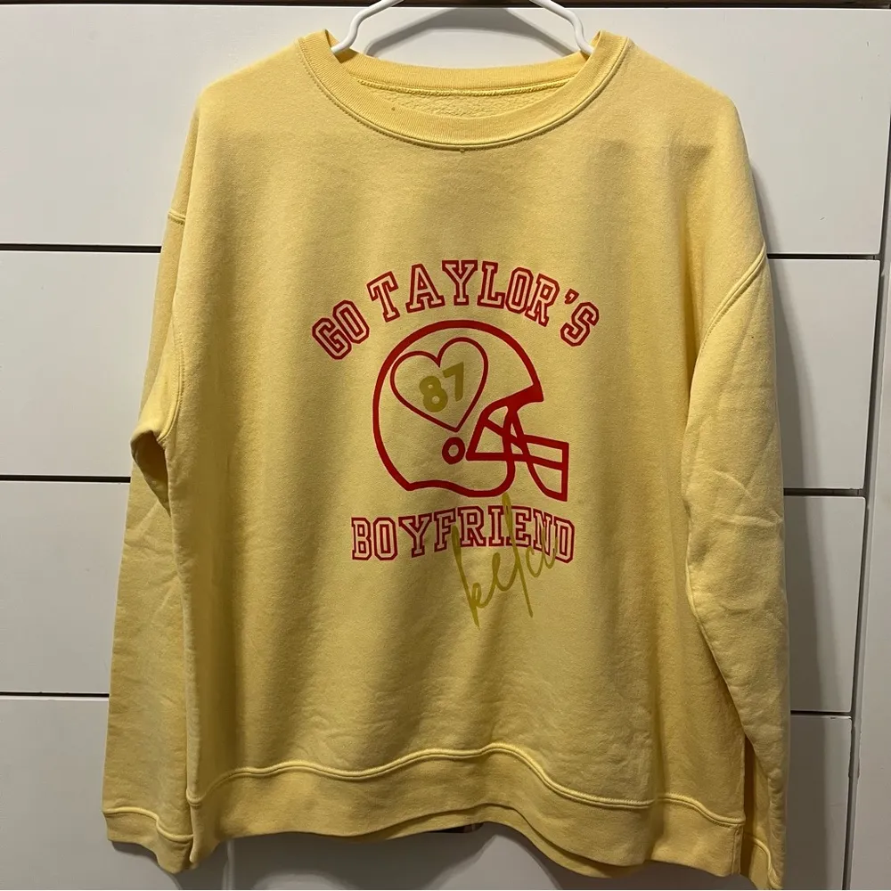 Go Taylor’s Boyfriend Travis Kelce Football Crewneck Sweatshirt - Image 2