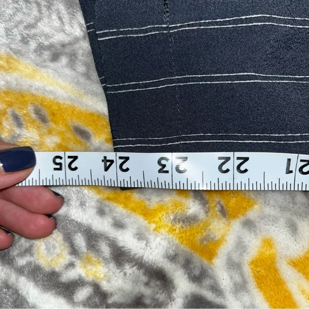 Aritzia Wilfred grey pinstriped wide leg pants size small - Image 2