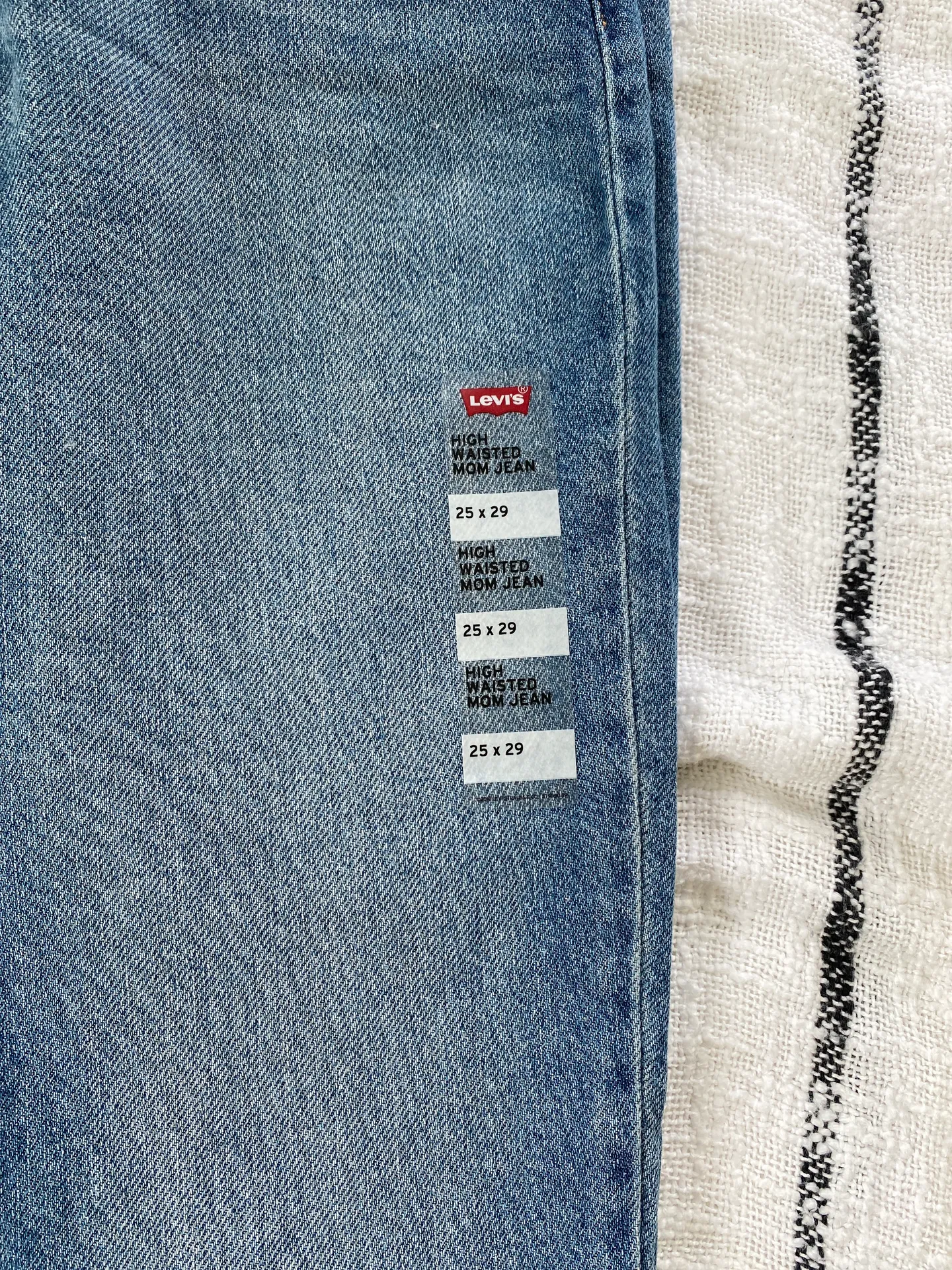 Highwaisted Mom Jeans - Image 5