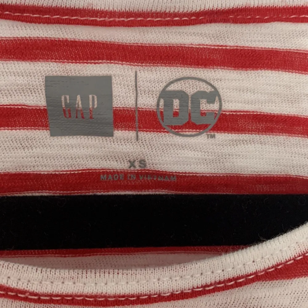 GAP Women’s Red & White Striped Wonder Woman Gold Sequin Cap Sleeve T-Shirt XS - Image 5