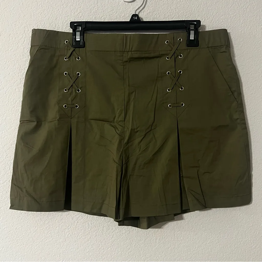 NEW Laundry By Shelli Segal Pleated Lace-Up Shorts in Olive, Size XL - Image 4