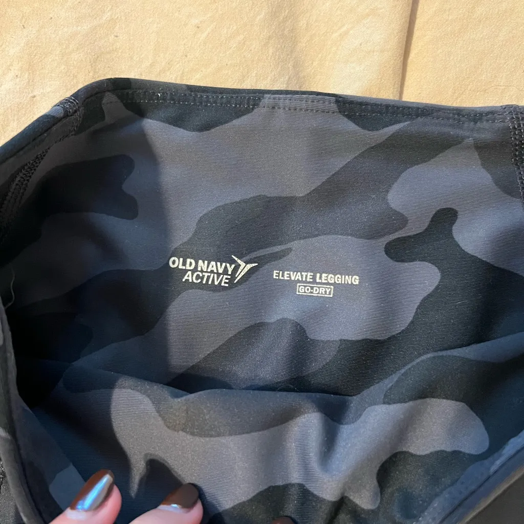 Old Navy Active Gray Camouflage Leggings - Image 3