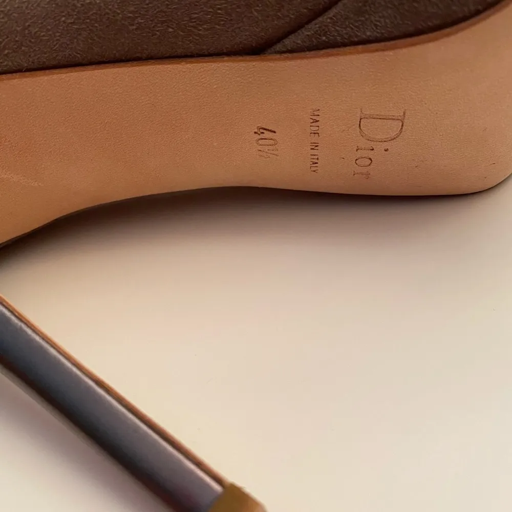 Dior Deco Dorsay Pump In Stone. New In Box. 100% Authentic - Image 14