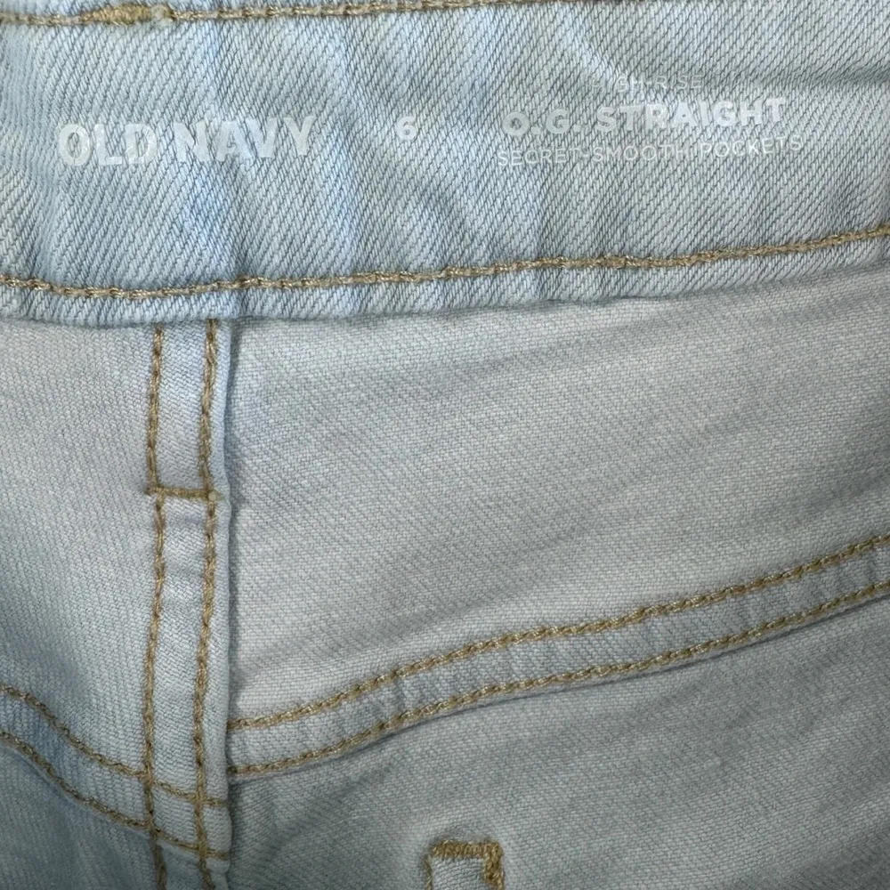 Old Navy O.G. Straight High Rise Distressed Denim Shorts Sz 6 Light Wash Raw Hem - Image 3