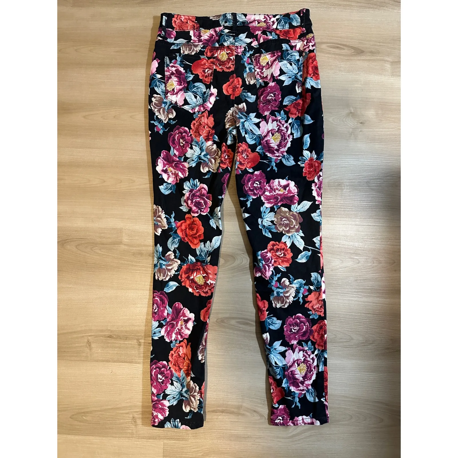 Chicos Black Sateen Rose Floral Jegging Pants‎ Size 8R Stretch Slim Fit Casual - Image 7