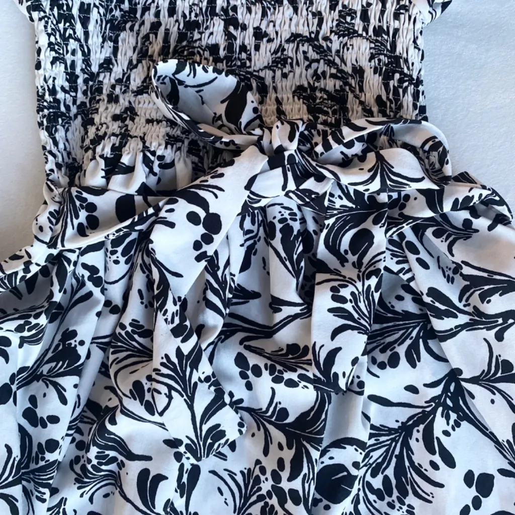 white and black paisley floral puff sleeve smocked dress - Image 4
