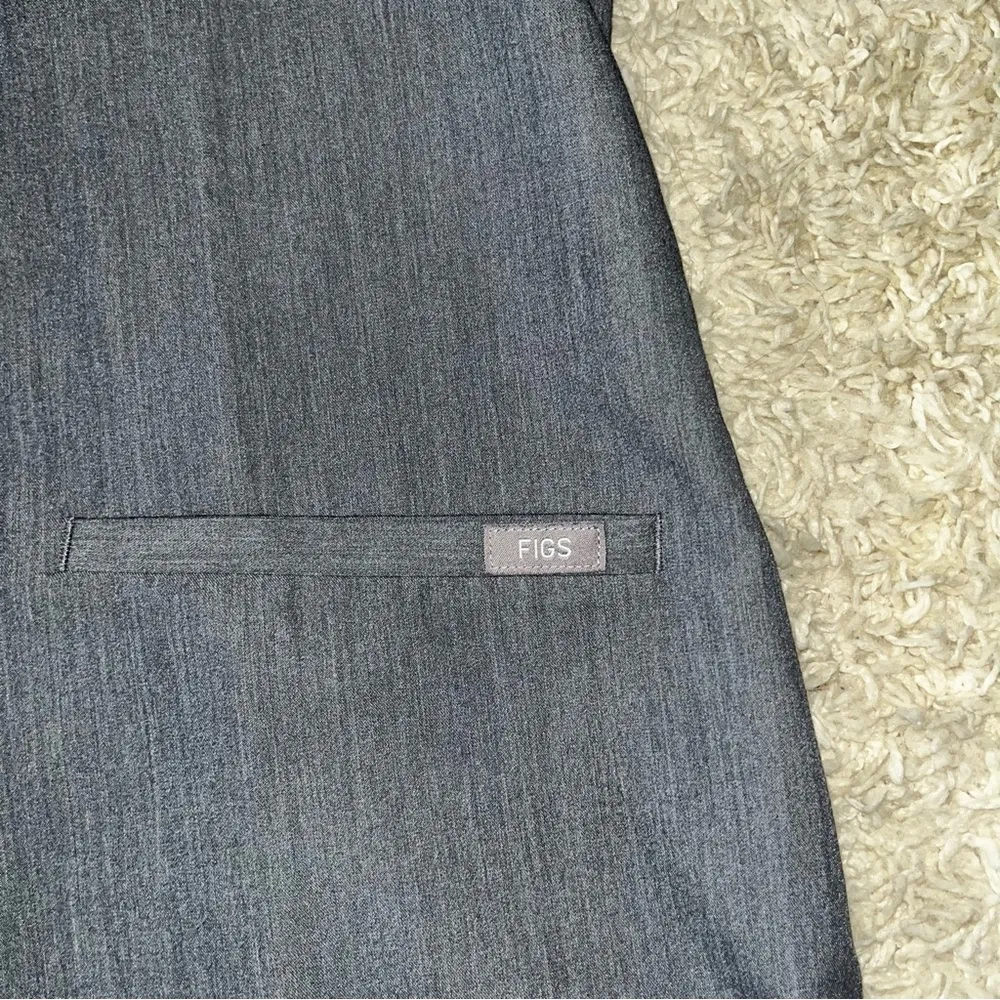 FIGS Womens  Scrub Top grey size smal - Image 3