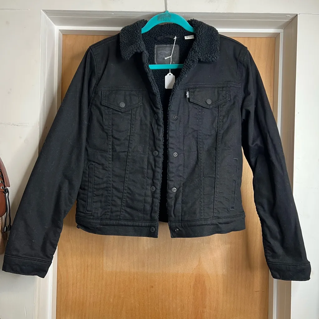 Levi's Levi Women’s Black Sherpa Trucker Jacket with Sherpa Lining. Size: Large - Image 3