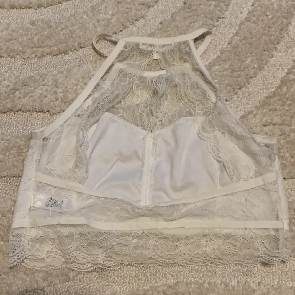 ⚡️ $5 FLASH SALE! ⚡️ White Open Back Lace Crop Top - Image 6