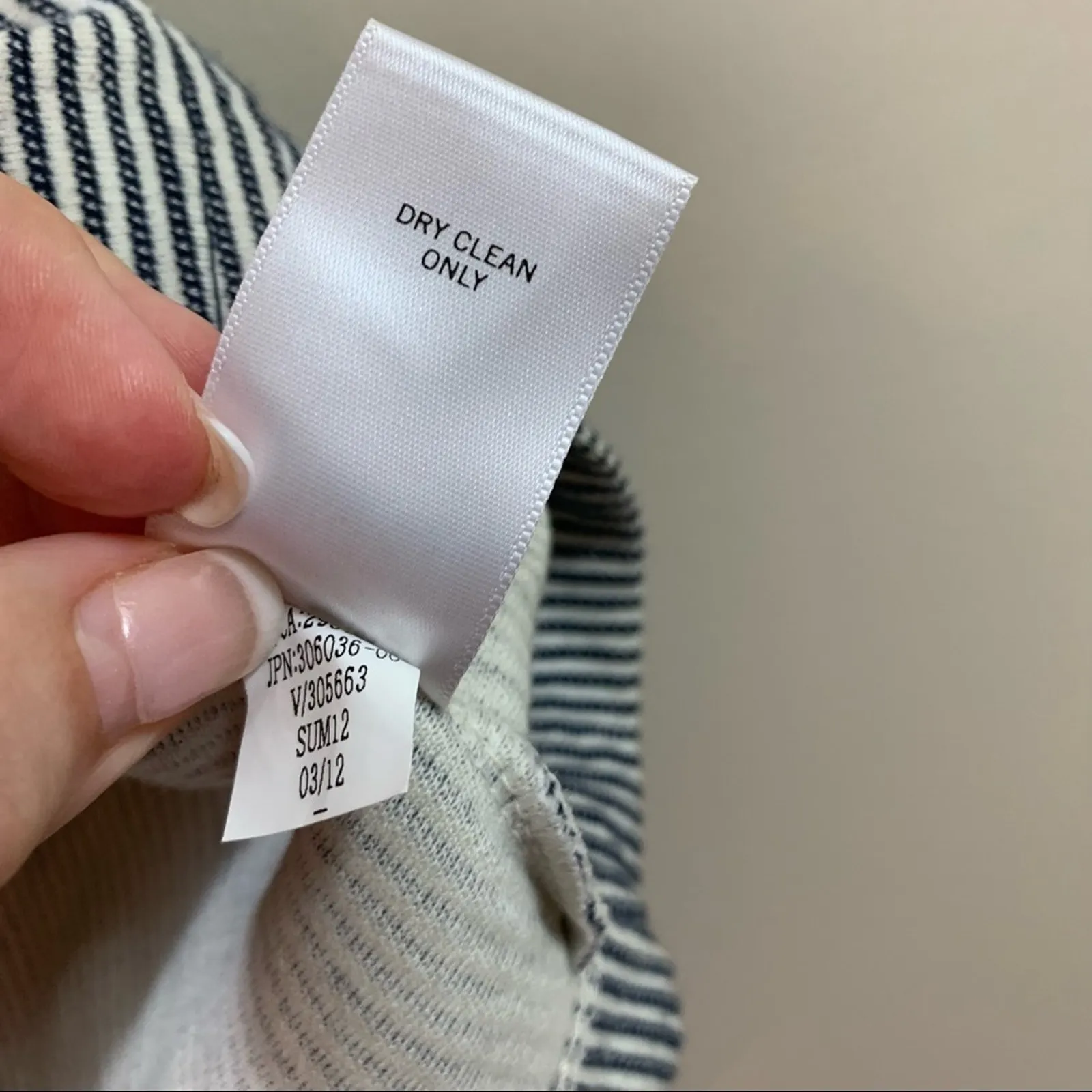 Banana Republic Factory Knit Stripe Navy/Cream Pencil Skirt - Image 4