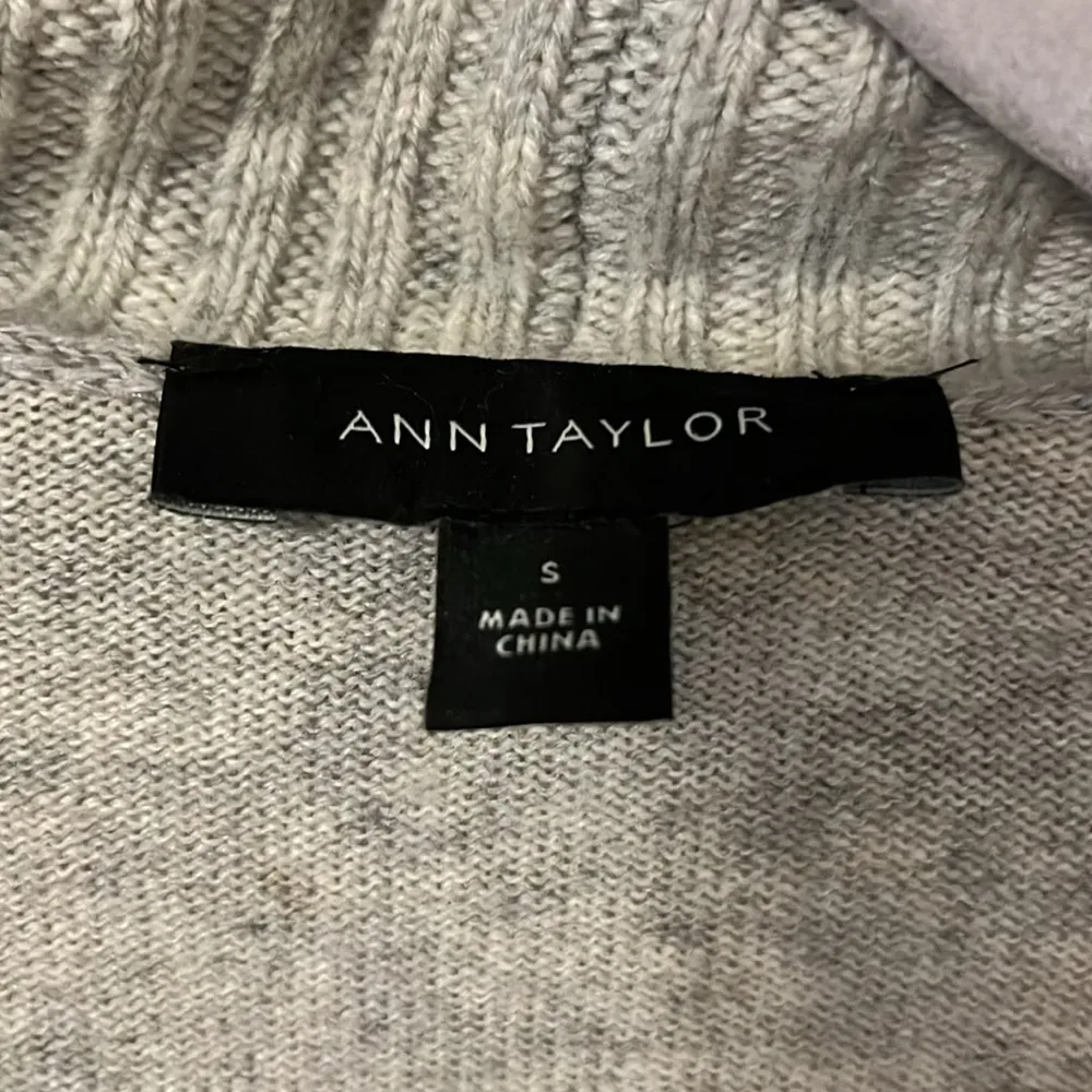 Ann Taylor grey cardigan in size Medium - Image 7