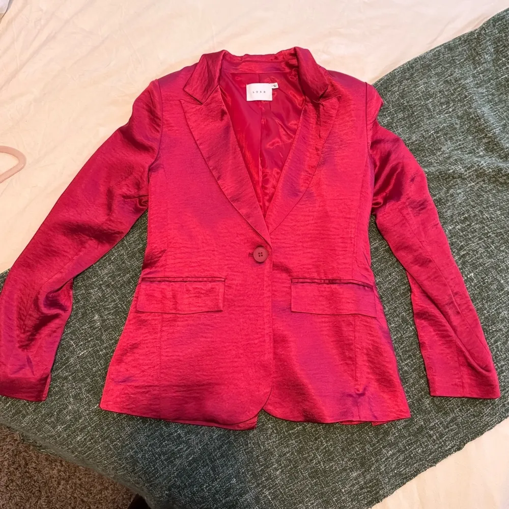 Elegant Women's Pink Blazer - Image 3