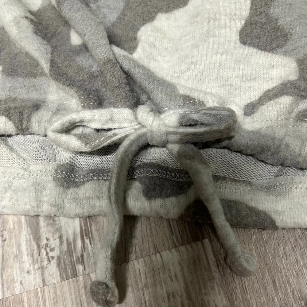 American Eagle Women's Stretch frayed Jeans and cute long sleeve camo top - Image 10