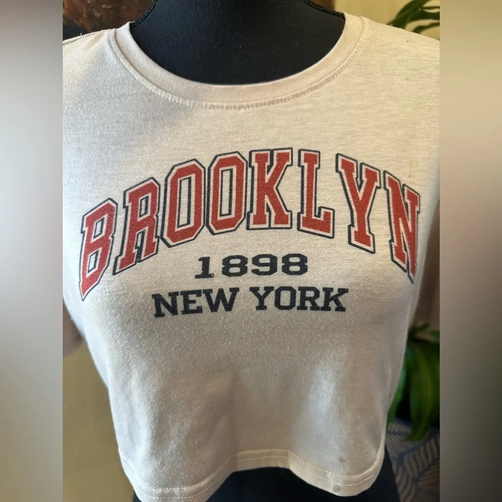 Shein Graphic Crop Top Short Sleeve T Shirt Light Brown M - Image 3