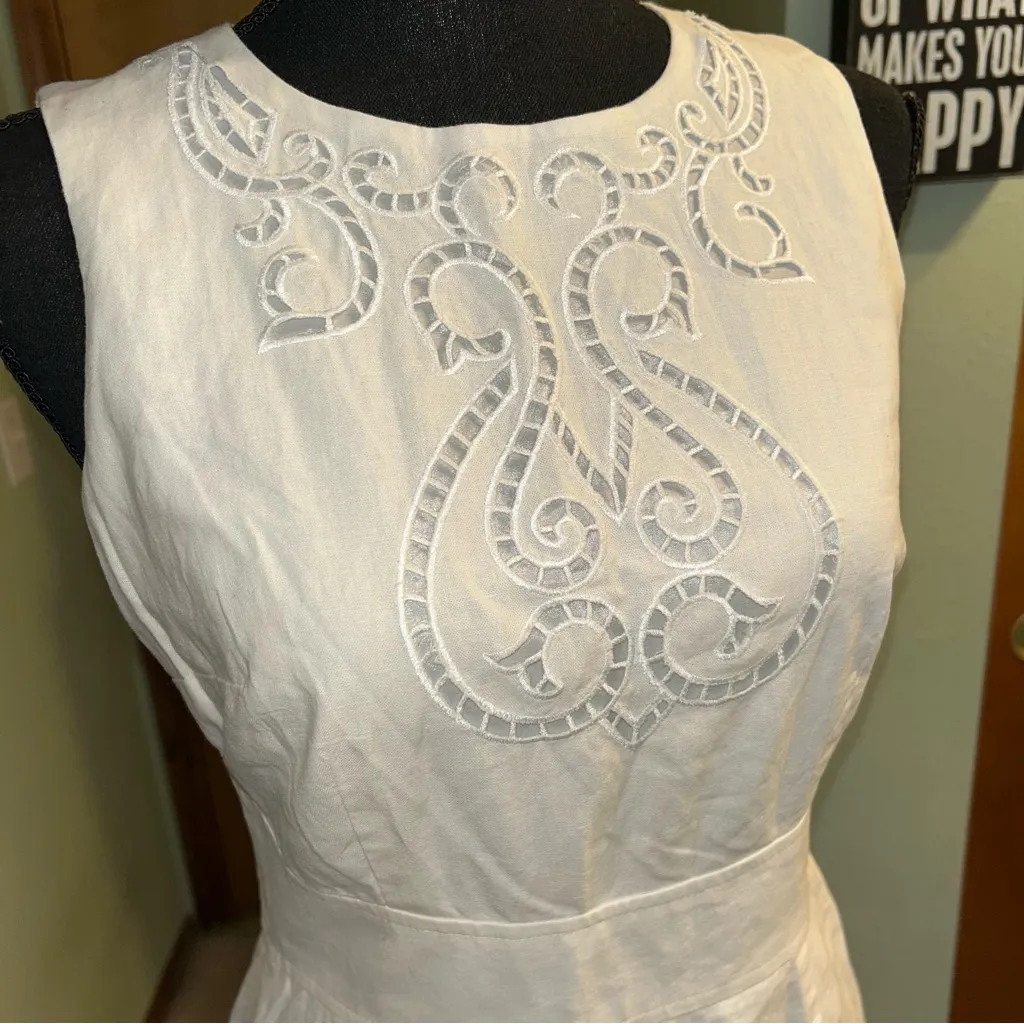 Maggy London white linen blend sleeveless dress with cutout embroidery size 2 - Image 2