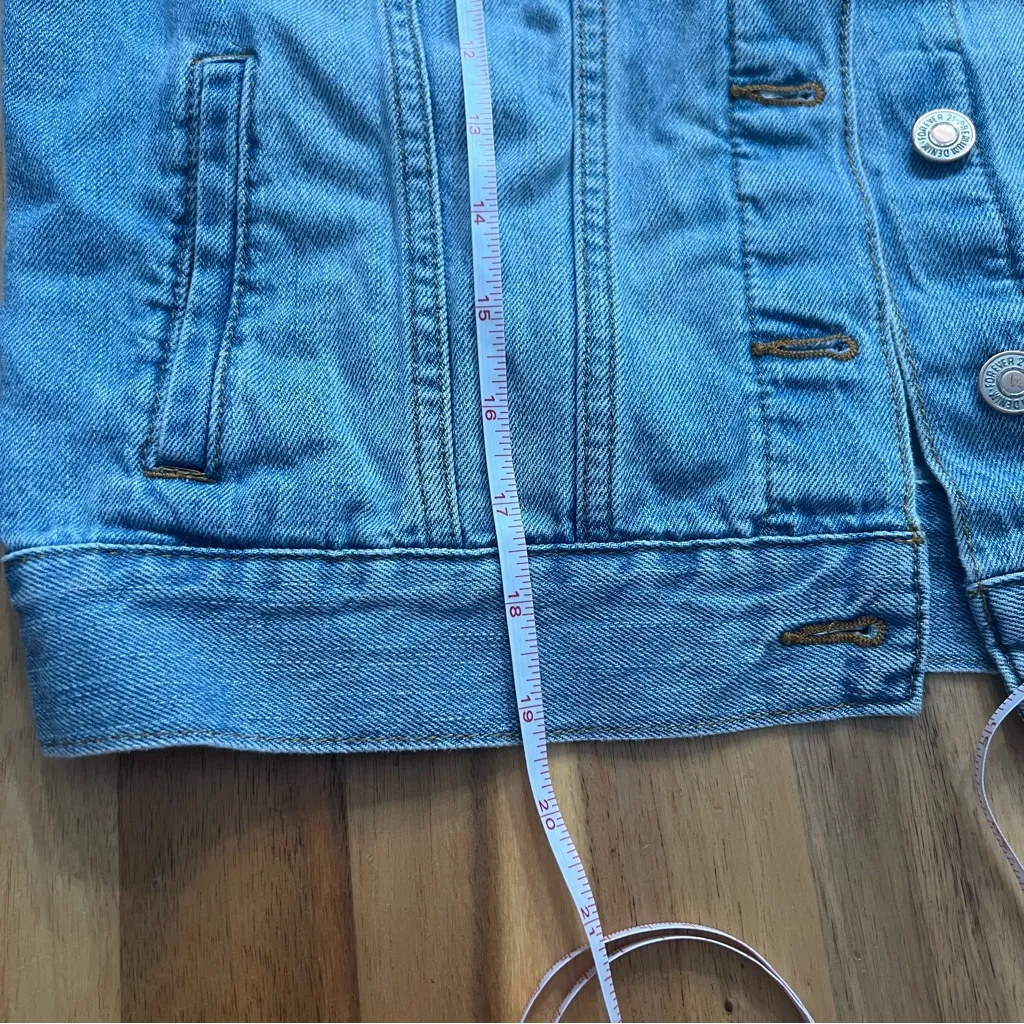 Forever 21 Classic Denim Jacket Light Wash Cropped Fit - Image 9