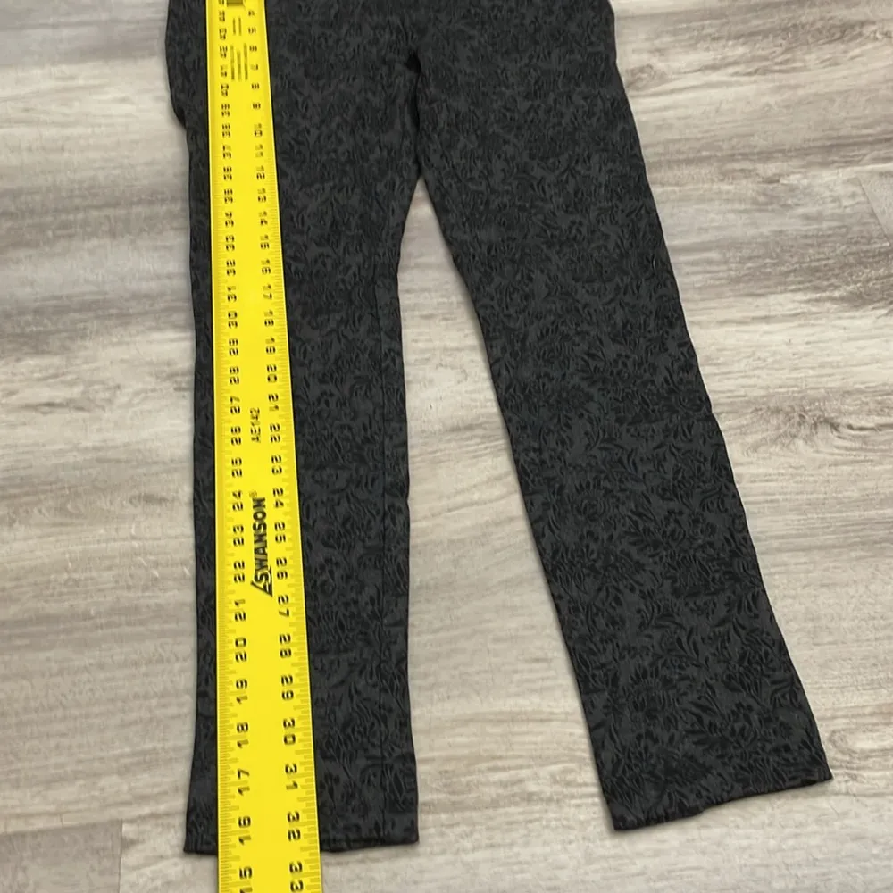 Ann Taylor Factory Gray & Black Floral Print Zip Side Cropped Leggings Size 2 - Image 12