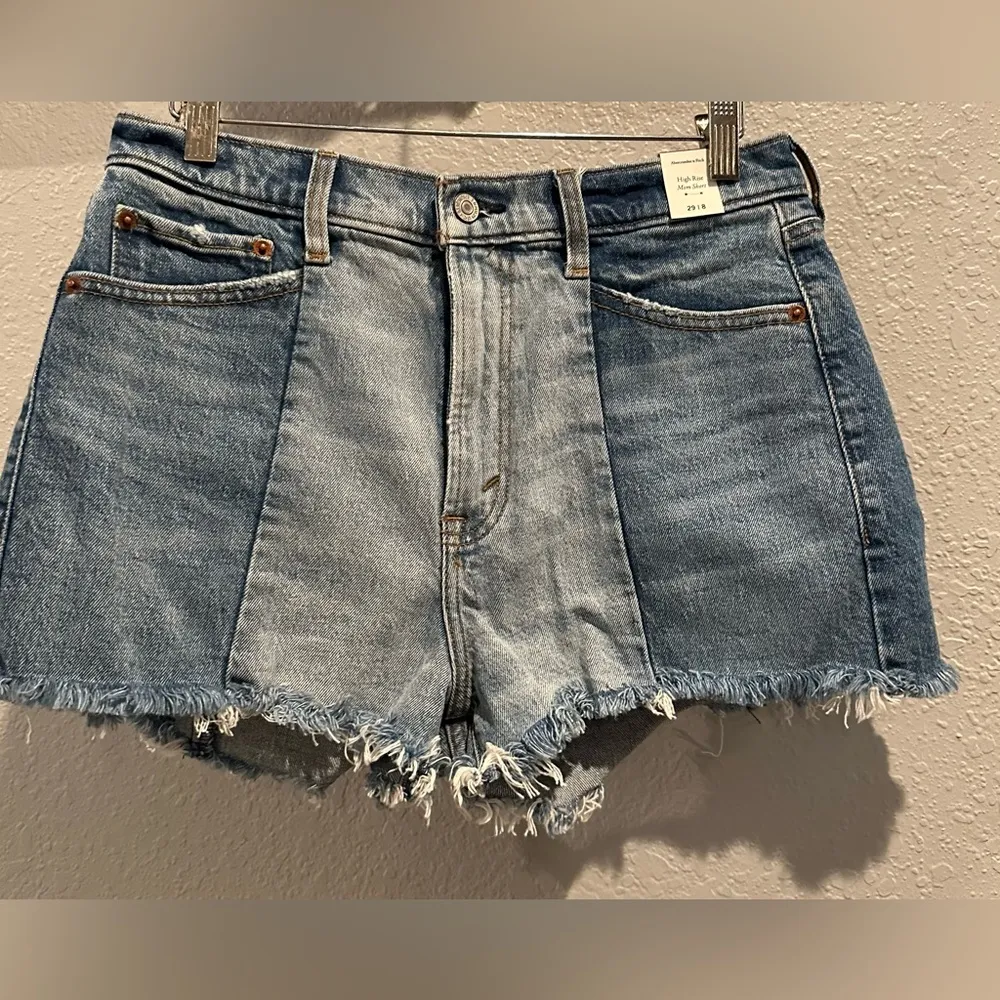 New with tags  High Rise Mom Jean Shorts Two-Tone size 29 y2k - Image 2