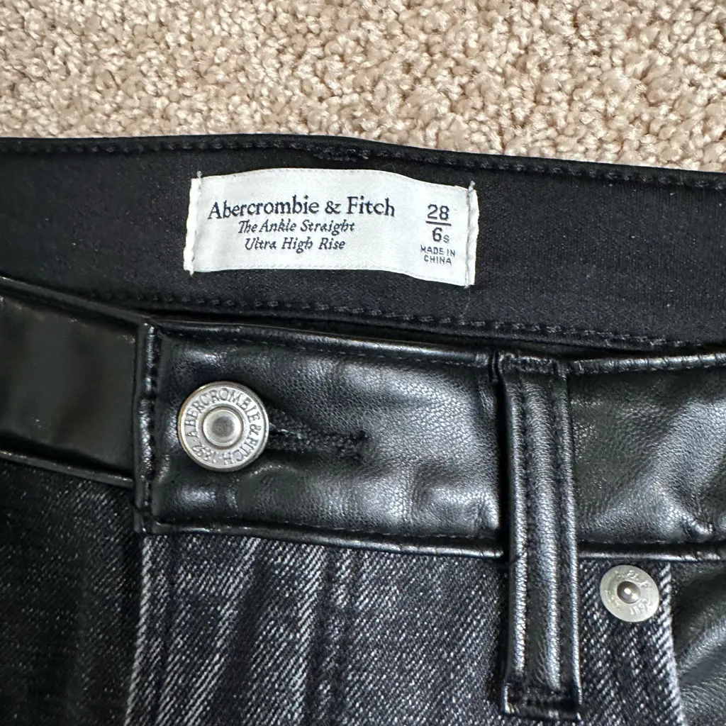 Abercrombie & Fitch Mixed Fabric Ultra High Rise Ankle Straight Jeans Size 28/6s - Image 4