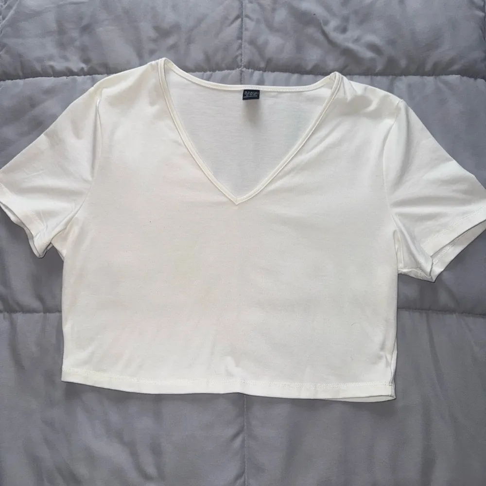 Wild Fable and SHEIN Classic V-Neck Crop Tops - Image 2