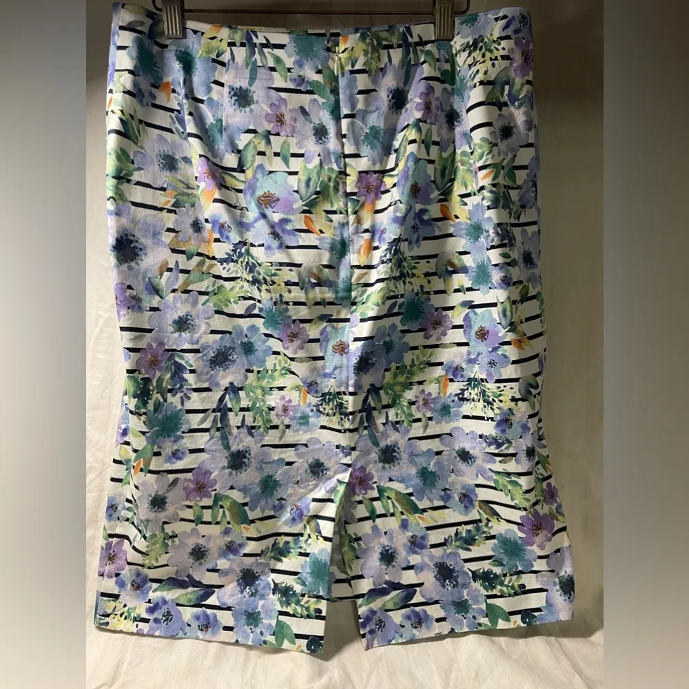 Women’s Talbots Pencil Skirt Floral Navy Stripes Purple Flowers Sz 10 EUC - Image 2