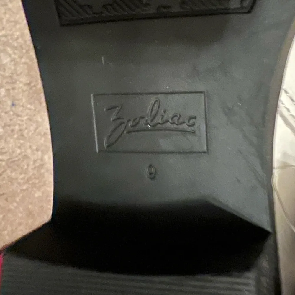 Women’s white zodiac turquoise short booties Size 9 - Image 4