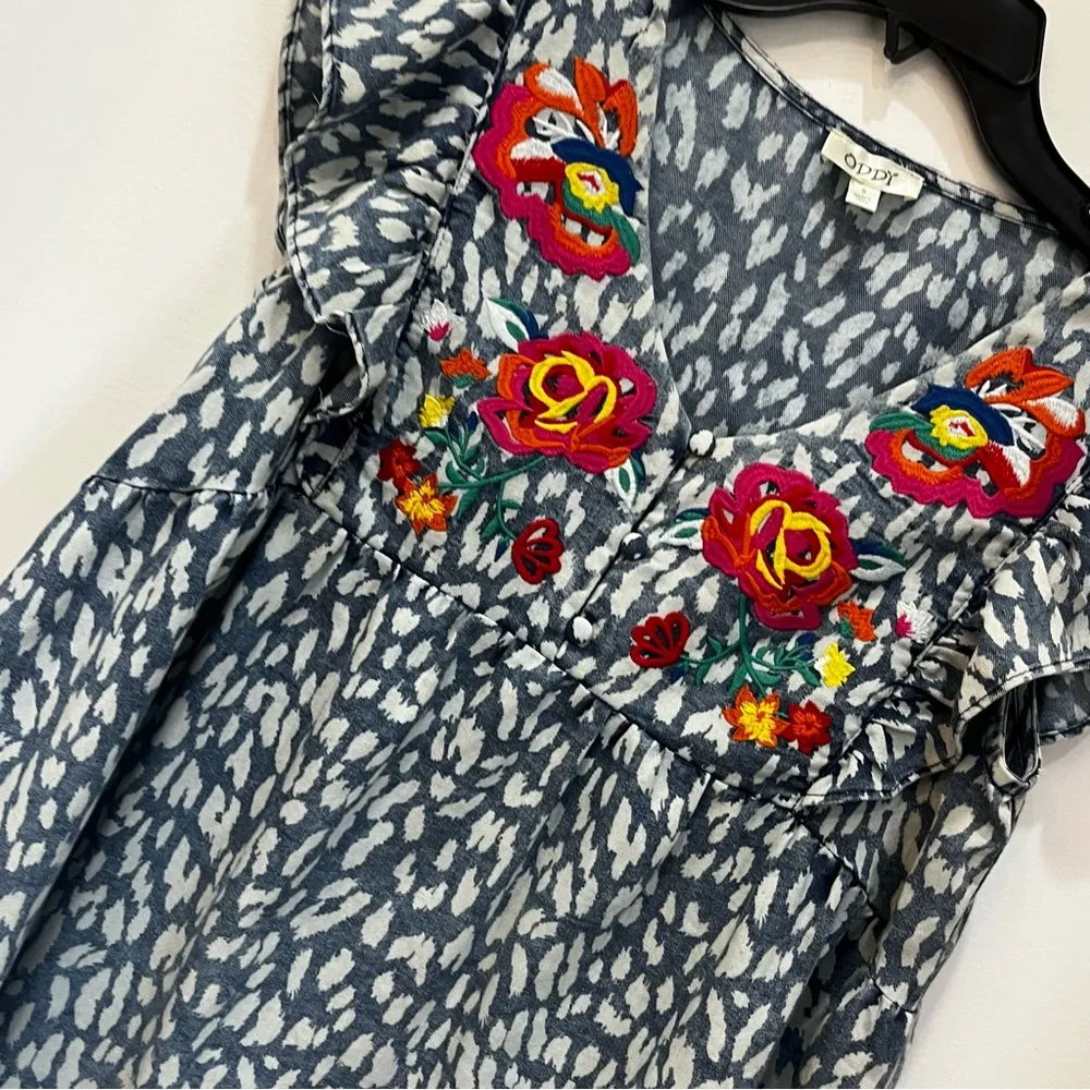 Oddy Boutique flutter ruffle sleve embrorided floral blouse size small Blue - Image 4