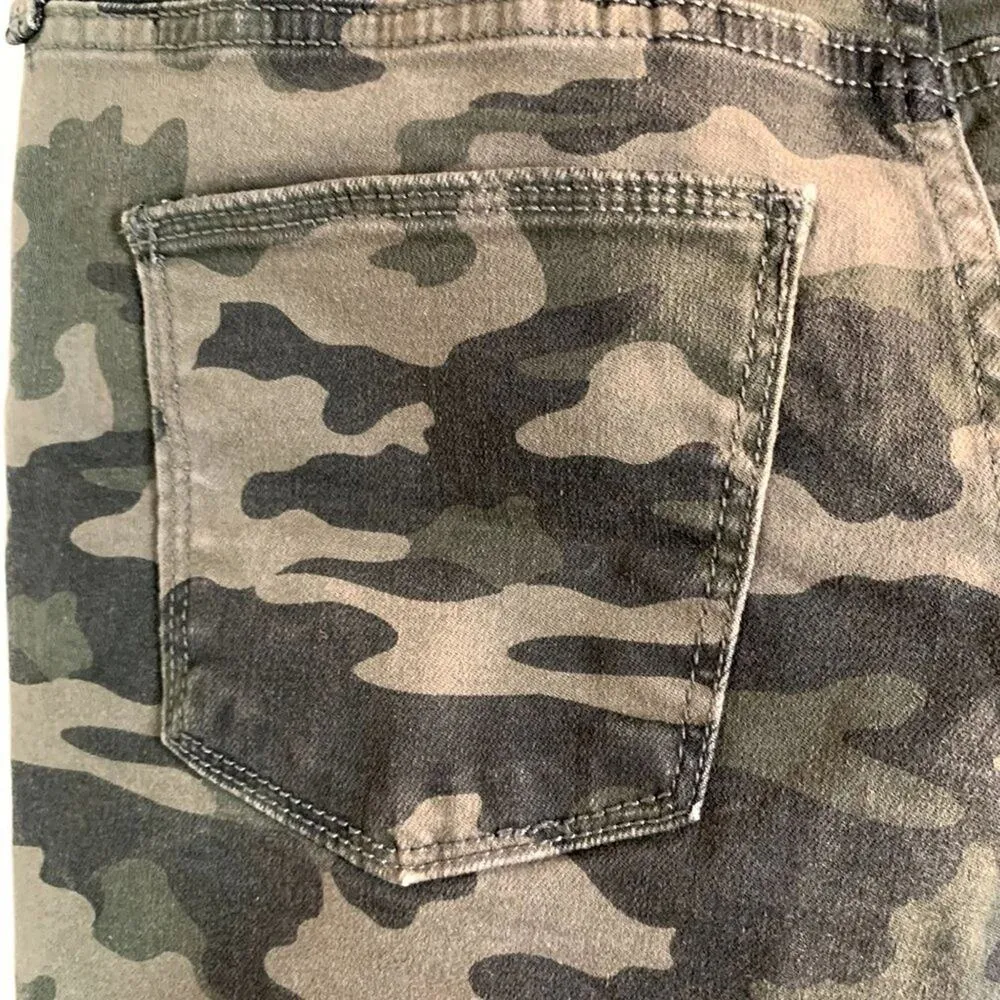 Universal Threads Green Camo High Rise Midi Cut Off Jean Shorts Size 4‎ - Image 4