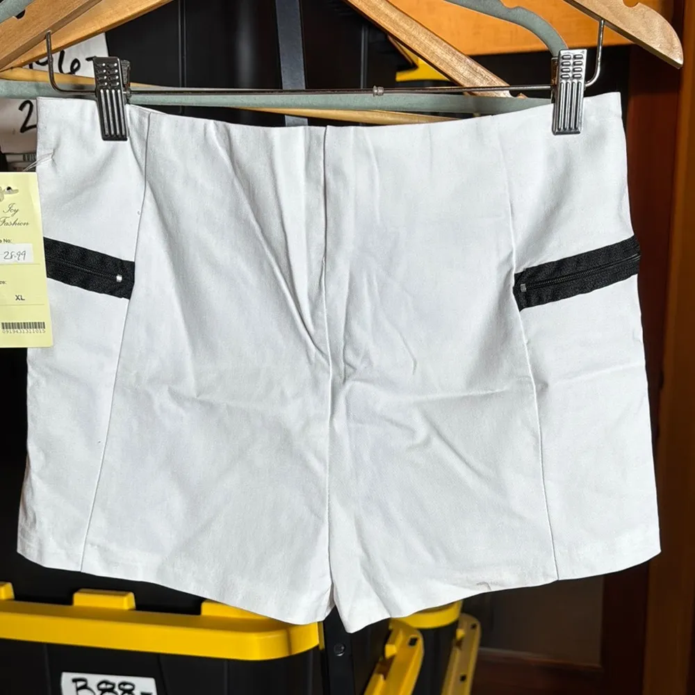 NWT Icy Fashion White Stretch Shorts with Black Accents Size XL - Image 8
